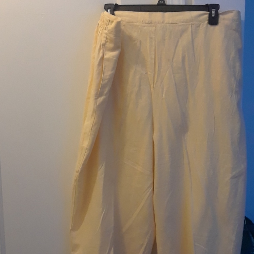 Ladies Beautiful Capris - Picture 2 of 4